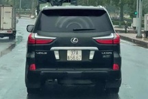 Thêm hình ảnh xe sang dán băng keo vào biển số khiến dân mạng tranh cãi