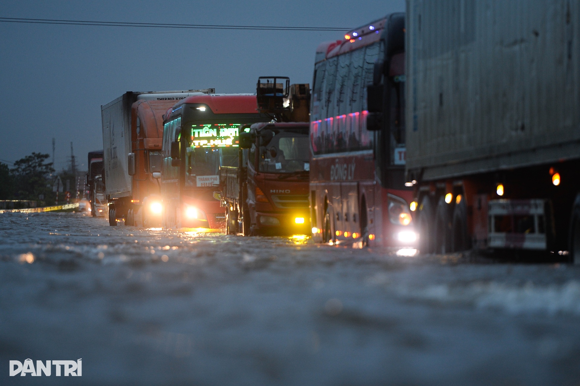 Dòng xe bò qua đoạn đường ngập trên cao tốc Pháp Vân - Cầu Giẽ - 6 Dòng xe bò qua đoạn đường ngập trên cao tốc Pháp Vân - Cầu Giẽ - 6