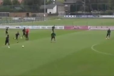 Công Phượng ngã sấp mặt vì ham rê bóng