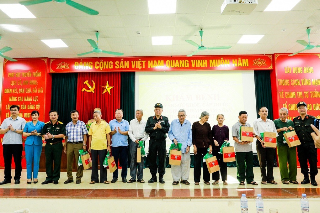 Cảnh sát cơ động khám sức khỏe cho cựu chiến binh, các gia đình chính sách - 3 Cảnh sát cơ động khám sức khỏe cho cựu chiến binh, các gia đình chính sách - 3