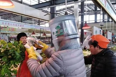 Đội chai nhựa, trùm bao nylon kín người vì sợ lây nhiễm virus corona