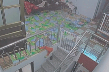 "Thót tim" clip bé mới chập chững biết đi chui song cầu thang để xuống tầng