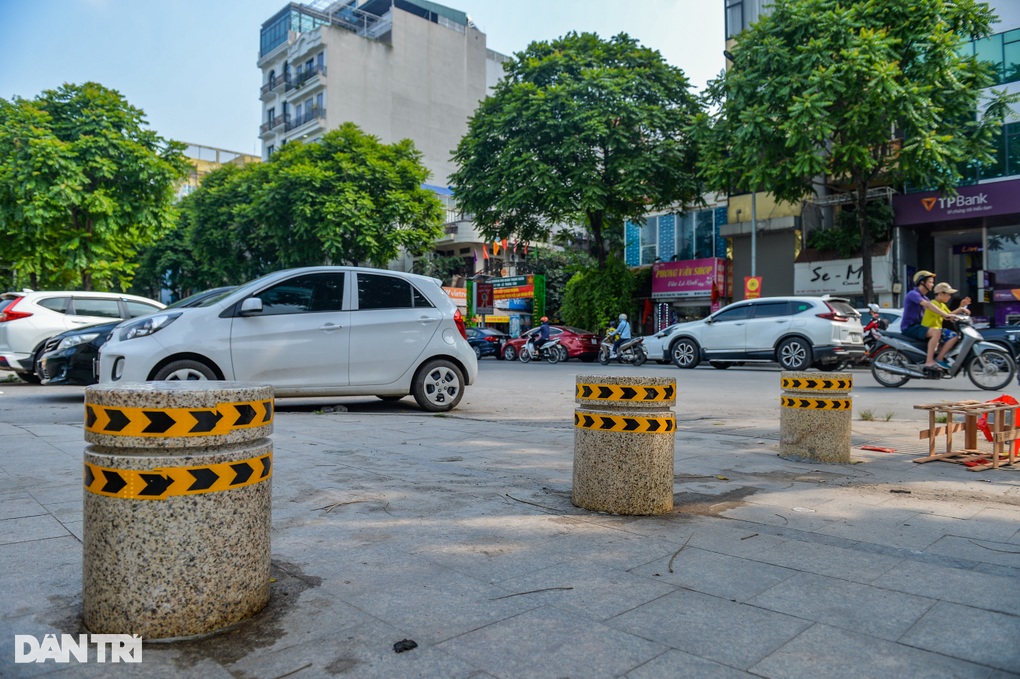 Hà Nội: Lắp hàng loạt trụ đá trên vỉa hè để ngăn chặn ô tô dừng, đỗ - 2 Hà Nội: Lắp hàng loạt trụ đá trên vỉa hè để ngăn chặn ô tô dừng, đỗ - 2