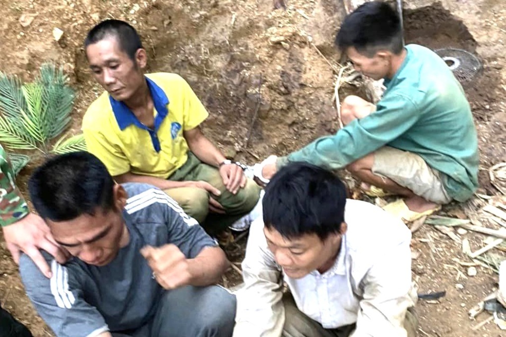Bắt 5 đối tượng nổ mìn phá đá khai thác vàng - 1 Bắt 5 đối tượng nổ mìn phá đá khai thác vàng - 1