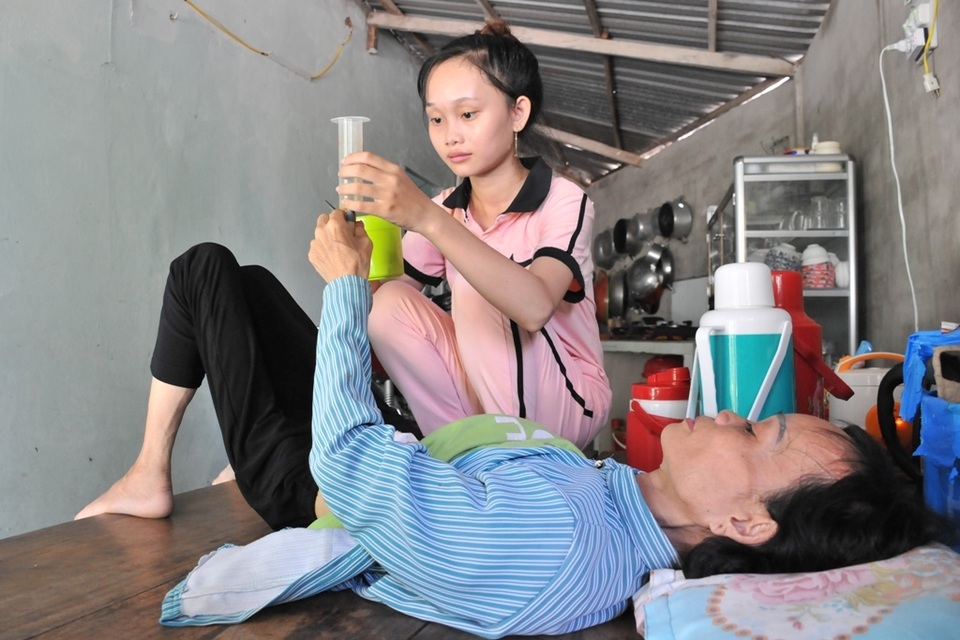 Lên nhà con gái chơi, người mẹ suýt chết vì uống nhầm chai hoá chất - 3 Lên nhà con gái chơi, người mẹ suýt chết vì uống nhầm chai hoá chất - 3