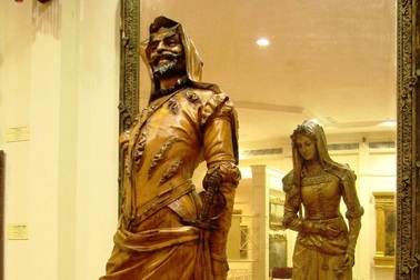 Chiêm ngưỡng bức tượng hai mặt, muốn xem phải nhìn qua gương