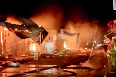 Hỏa hoạn thiêu rụi 40 ki ốt trong trung tâm thương mại