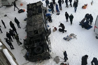 Xe buýt lao xuống sông ở Nga, 19 người chết