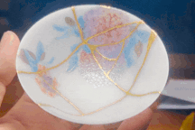 Nghề hàn gắn gốm sứ nứt vỡ bằng vàng ròng và bài học "mọi chuyện rồi sẽ ổn"