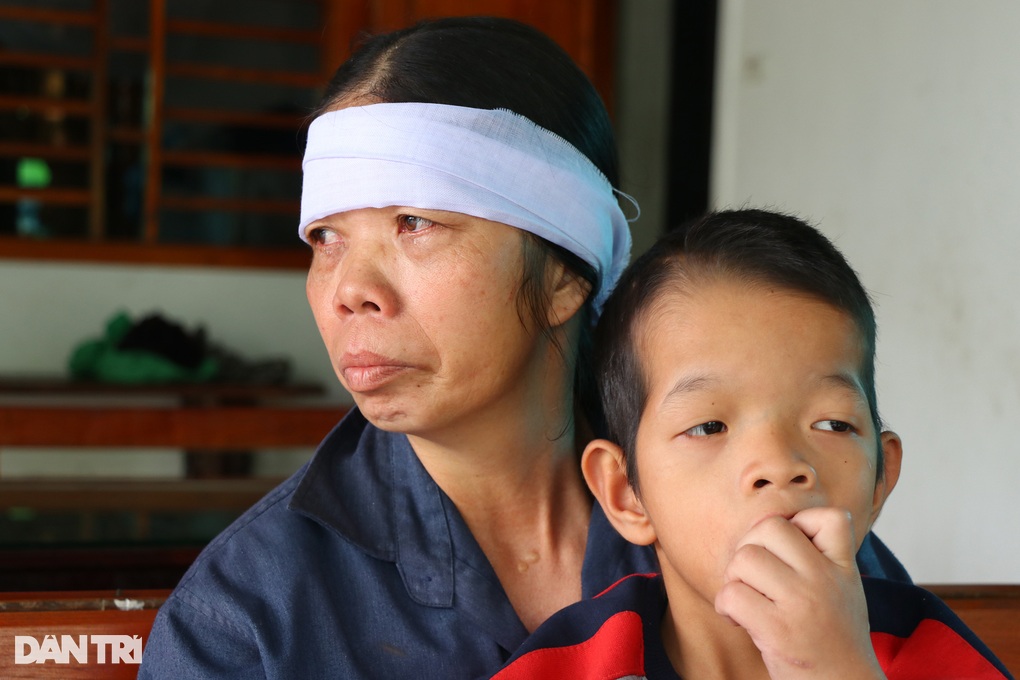 Mẹ già bật khóc: Con mất, cháu bệnh, tôi chết cũng không nhắm được mắt - 2 Mẹ già bật khóc: Con mất, cháu bệnh, tôi chết cũng không nhắm được mắt - 2