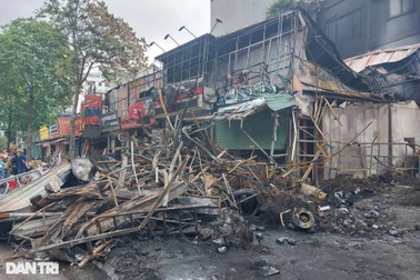 Hà Nội: Cháy lớn thiêu rụi dãy cửa hàng trên phố Nguyễn Hoàng