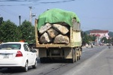 Kinh hoàng “hung thần” chở đá tảng chạy trên quốc lộ