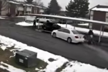 Cướp xe táo tợn khi hai đứa trẻ vẫn ngồi bên trong