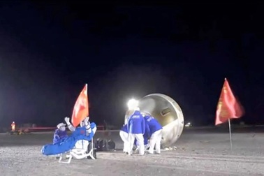 Phi hành đoàn Thần Châu 18 trở về Trái Đất sau 6 tháng ngoài vũ trụ