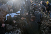 Người dân Thổ Nhĩ Kỳ gấp rút chôn cất nạn nhân động đất