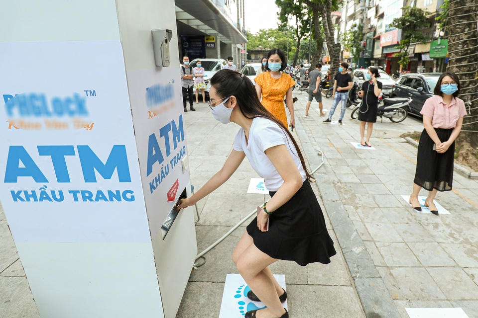 Sau ATM gạo, Hà Nội xuất hiện ATM khẩu trang đầu tiên - 12 Sau ATM gạo, Hà Nội xuất hiện ATM khẩu trang đầu tiên - 12