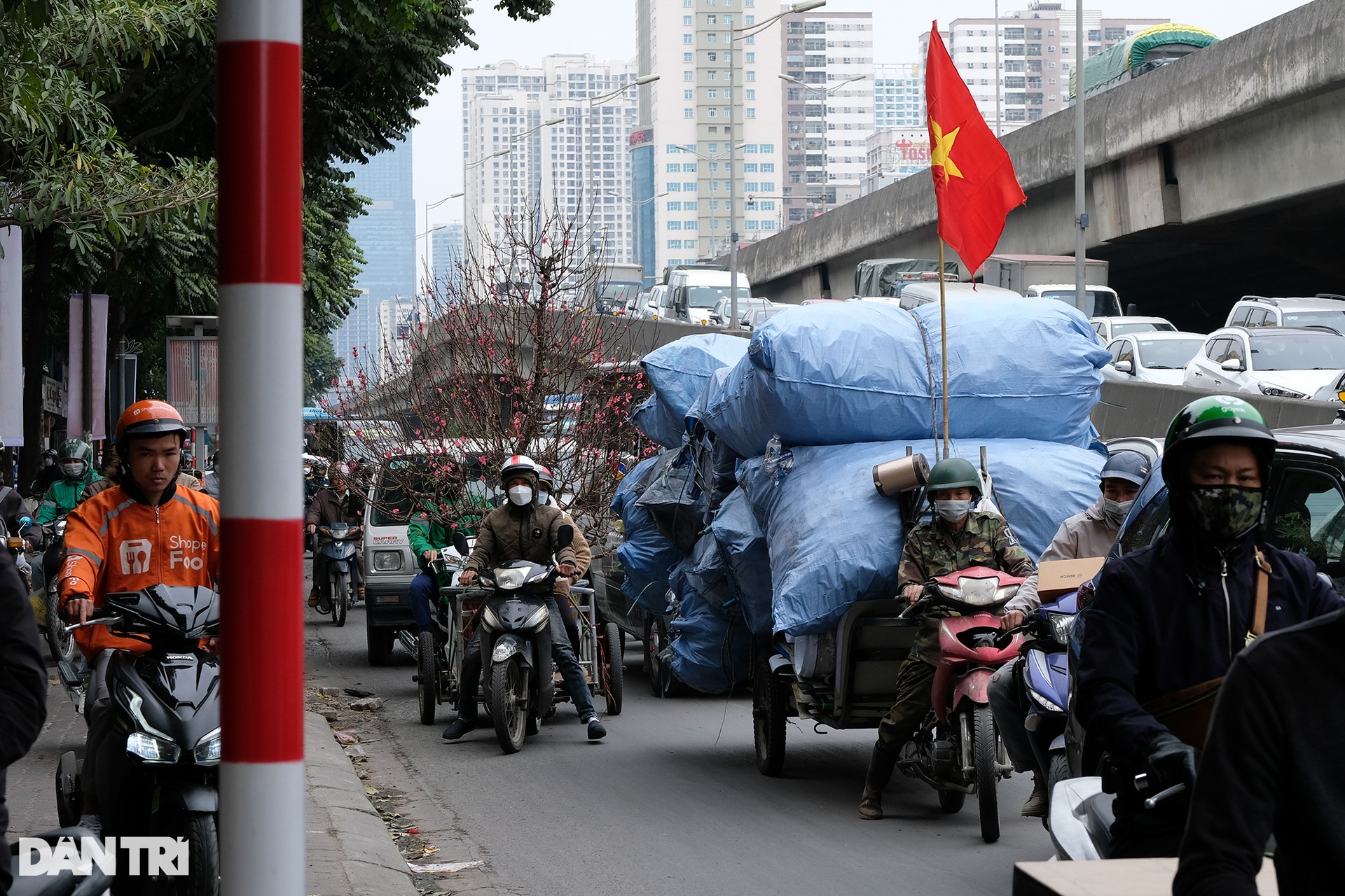 Giao thông nghẹt thở những ngày giáp Tết Nguyên đán - 14 Giao thông nghẹt thở những ngày giáp Tết Nguyên đán - 14