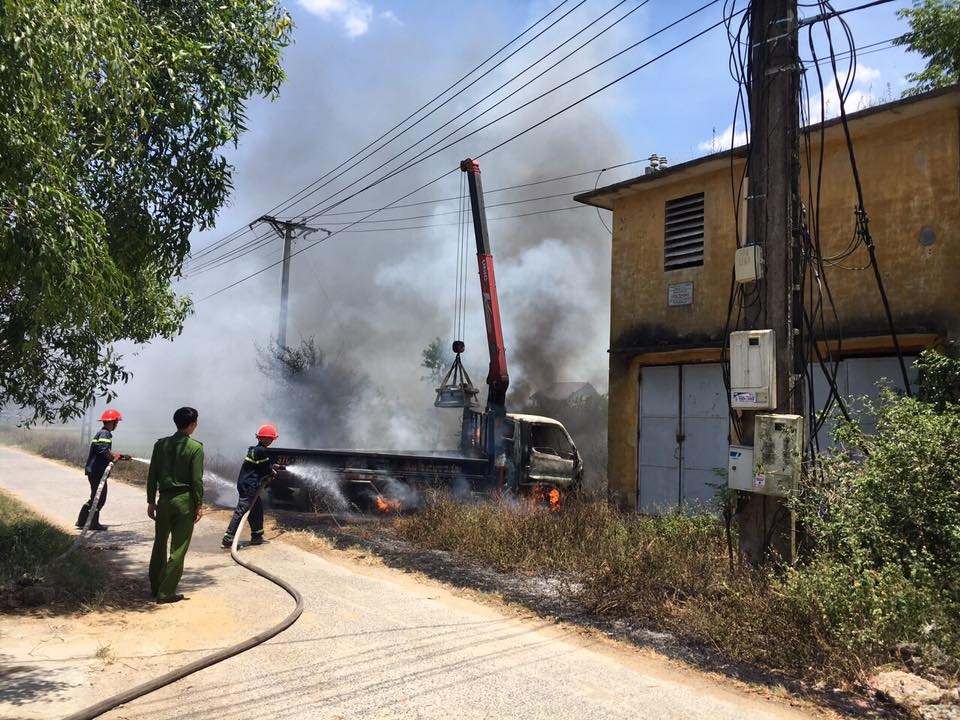 Cần cẩu vướng dây điện, tài xế tử vong trong xe tải bốc cháy - 2 Cần cẩu vướng dây điện, tài xế tử vong trong xe tải bốc cháy - 2