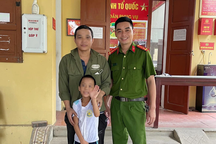 Bé trai đi lạc chân rớm máu, được công an tìm người thân