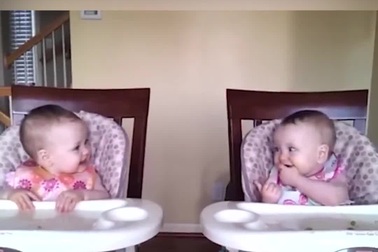 Phản ứng đáng yêu của hai em bé khi nghe tiếng guitar của cha