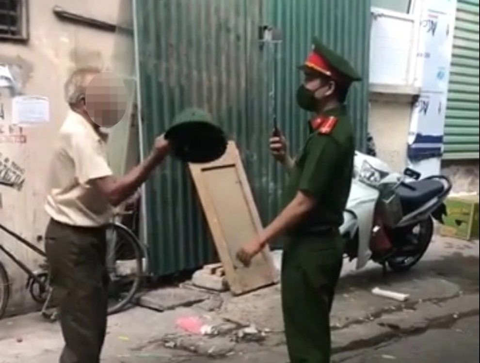 Bị nhắc không đeo khẩu trang, cụ ông dùng mũ cối đập vào mặt công an - 1 Bị nhắc không đeo khẩu trang, cụ ông dùng mũ cối đập vào mặt công an - 1