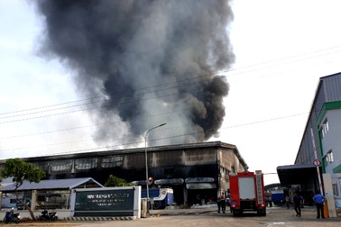 Công ty sản xuất nệm mút tại Bình Dương chìm trong “biển lửa”