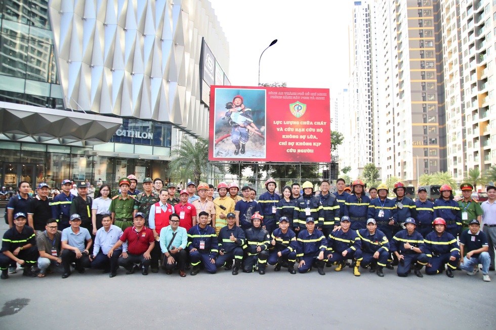 Nghẹt thở với cuộc diễn tập PCCC lớn nhất năm ở TPHCM - 13 Nghẹt thở với cuộc diễn tập PCCC lớn nhất năm ở TPHCM - 13