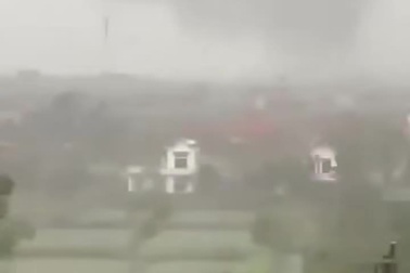 Video người dân ghi lại cảnh lốc xoáy kinh hoàng tại Ninh Bình