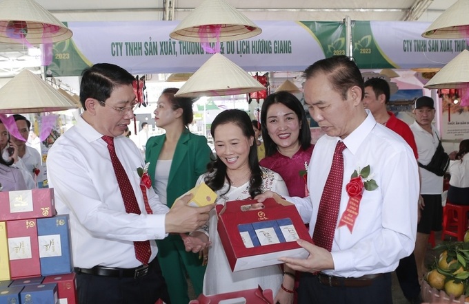 Các đại biểu tham quan gian hàng các sản phẩm 