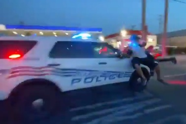 Video xe cảnh sát Mỹ lao qua đám đông biểu tình