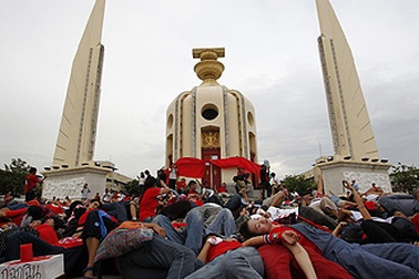 Thái Lan: Phe “áo đỏ” lại tụ tập, bất chấp lệnh khẩn cấp 