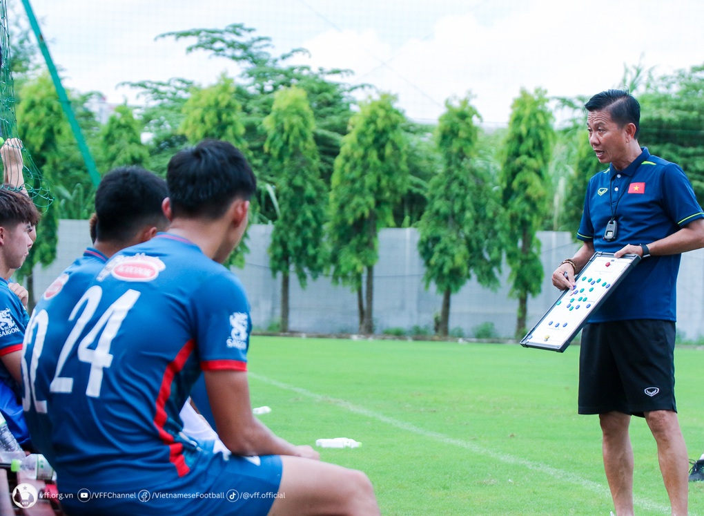 HLV Hoàng Anh Tuấn nhận xét về danh sách Olympic Việt Nam dự Asiad 19 - 1 HLV Hoàng Anh Tuấn nhận xét về danh sách Olympic Việt Nam dự Asiad 19 - 1
