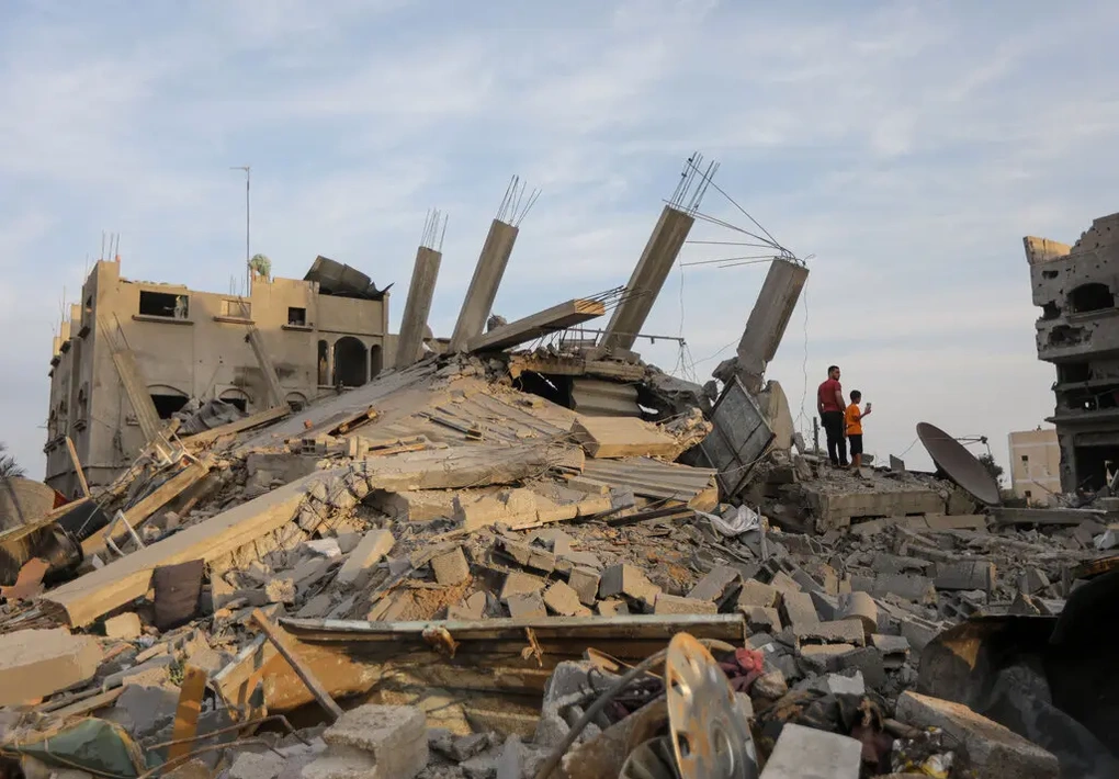 Gaza bị không kích liên tiếp, lực lượng cứu hộ vật lộn cứu người - 2 Gaza bị không kích liên tiếp, lực lượng cứu hộ vật lộn cứu người - 2