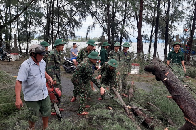 Lính quân hàm xanh Thừa Thiên Huế giúp dân khắc phục hậu quả bão số 5 - Ảnh 7. Lính quân hàm xanh Thừa Thiên Huế giúp dân khắc phục hậu quả bão số 5 - Ảnh 7.
