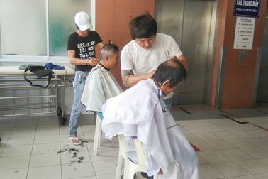 Nhóm bạn trẻ cắt tóc miễn phí cho bệnh nhân