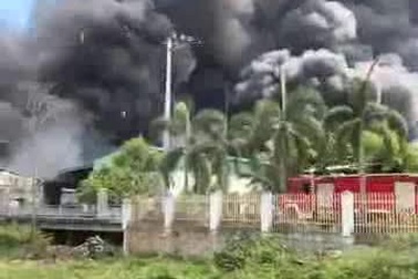 Bình Định: “Vòi rồng” khói đen đặc từ đám cháy dữ dội tại cơ sở sản xuất nhôm, nhựa