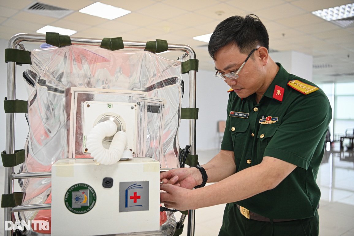 Cáng áp lực âm - sáng chế ra đời vì Covid-19 - 3 Cáng áp lực âm - sáng chế ra đời vì Covid-19 - 3