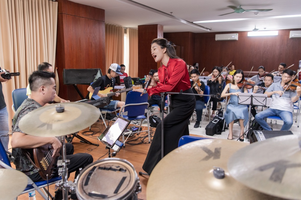Phạm Thu Hà: Nghệ sỹ phải đủ tỉnh táo khi đứng trước mọi cám dỗ - 3 Phạm Thu Hà: Nghệ sỹ phải đủ tỉnh táo khi đứng trước mọi cám dỗ - 3