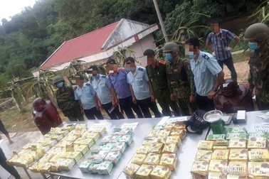 Bắt giữ hơn 200kg ma túy giấu trong các pho tượng gỗ