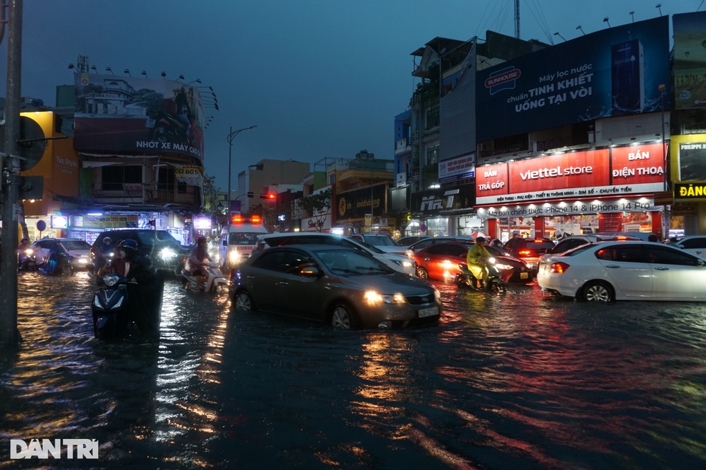 Mưa trắng trời, người dân Đà Nẵng chật vật lội nước về nhà - 15 Mưa trắng trời, người dân Đà Nẵng chật vật lội nước về nhà - 15