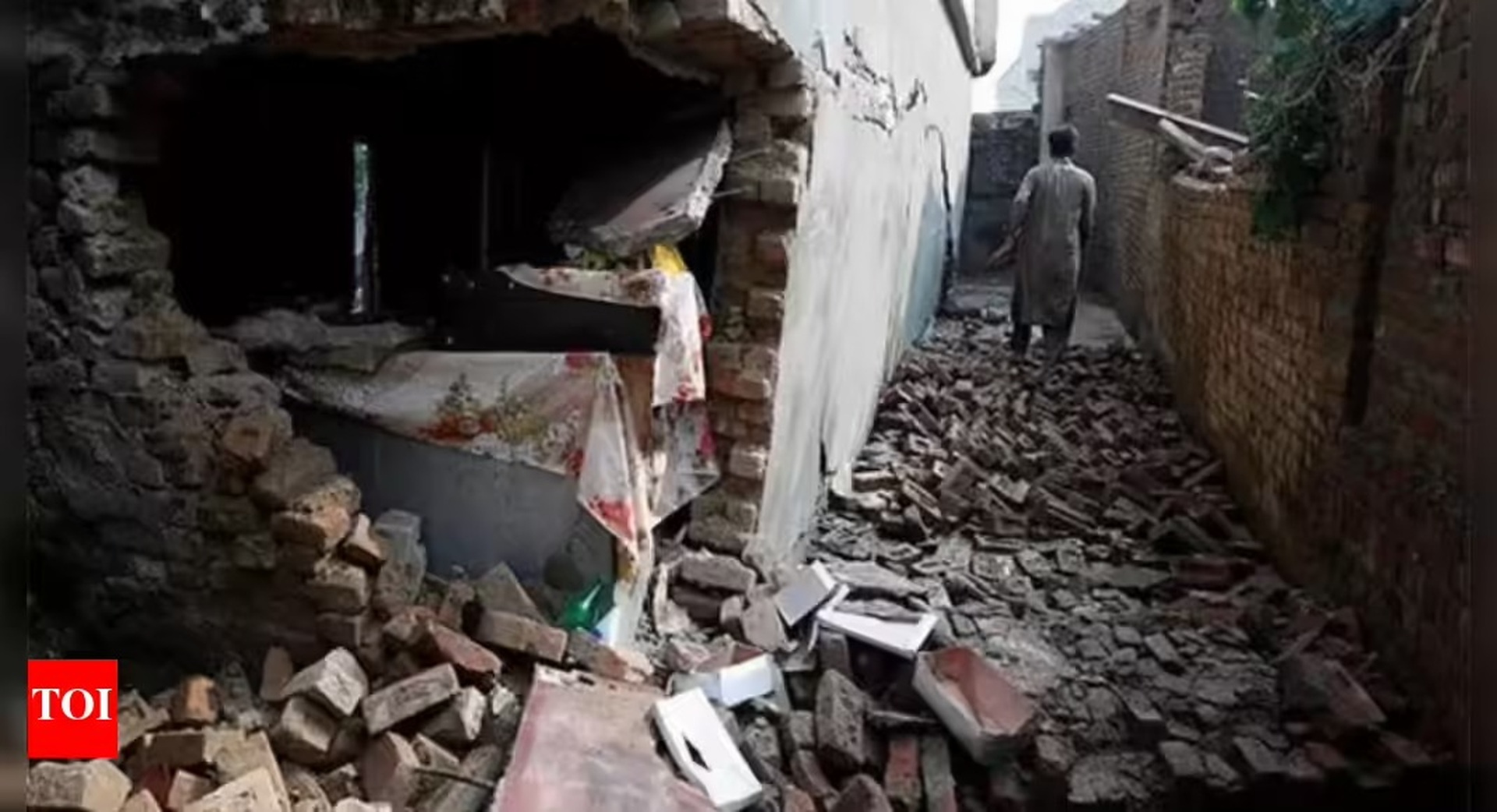 Cảnh đổ nát sau động đất khiến hơn 800 người thiệt mạng ở Afghanistan - 2