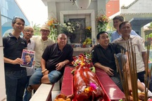 Quyền Linh, Phước Sang, Lê Tuấn Anh thăm mộ Lê Công Tuấn Anh