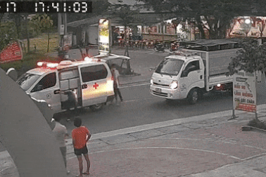 Vội cứu người, sao lái xe cứu thương còn chặn đầu xe tải để đánh nhau?
