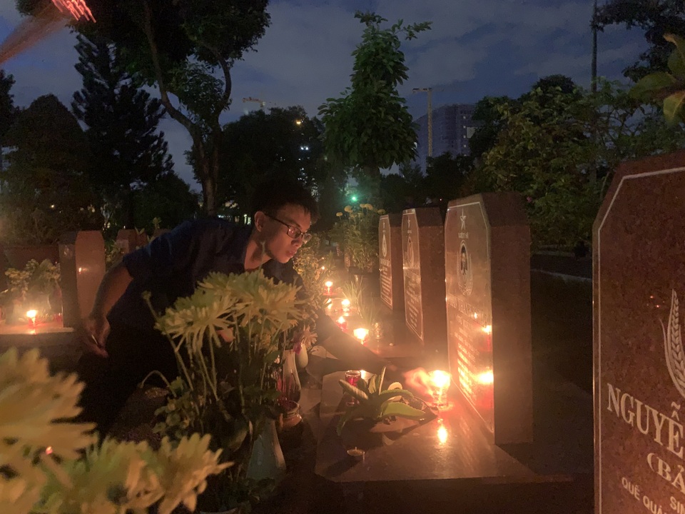 Hàng ngàn ngọn nến thắp sáng nghĩa trang trong đêm tri ân liệt sĩ - 9 Hàng ngàn ngọn nến thắp sáng nghĩa trang trong đêm tri ân liệt sĩ - 9