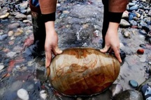 Ngôi làng ẩn chứa "báu vật", dân đổi đời nhờ nhặt đá dưới sông mang bán