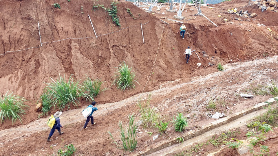 Quảng Nam: Dân băng rừng vác lương thực tiếp tế vào nơi bị sạt lở chia cắt - 6 Quảng Nam: Dân băng rừng vác lương thực tiếp tế vào nơi bị sạt lở chia cắt - 6