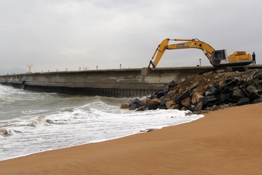 Kè biển bảo vệ sân bay Tuy Hòa bị uy hiếp