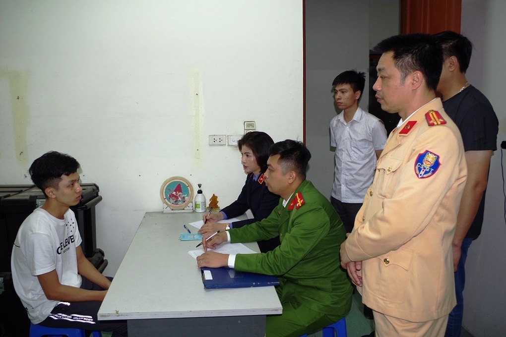 Tạm giữ tài xế lái ô tô tông thẳng 2 CSGT  - 1
