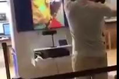 Ngã sấp mặt vì sử dụng kính thực tế ảo