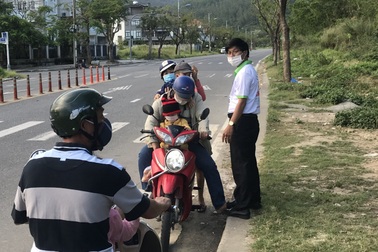 Tình nguyện viên "canh gác" ngăn người dân cho khỉ ăn tại Bán đảo Sơn Trà